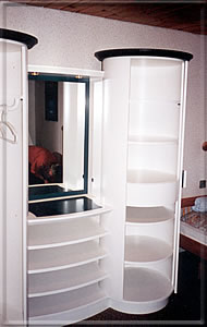 Dielenschrank weiss lackiert